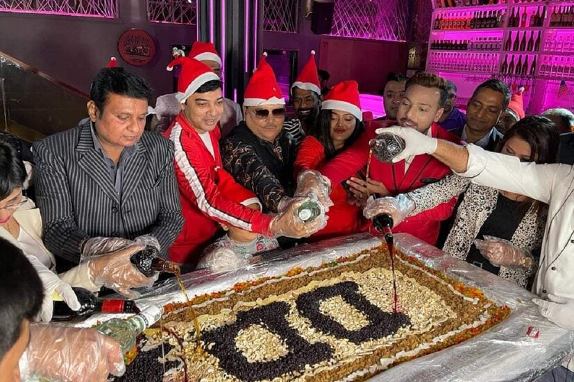 সঙ্গে ছিলেন টলিউড অভিনেতা ভাস্বর চট্টোপাধ্যায়৷ লাল জামায় সান্টা সেজে মদন মিত্রের সঙ্গে পাশে দাঁড়িয়ে সামিল ছিলেন কেক মিক্সিং অনুষ্ঠানে৷