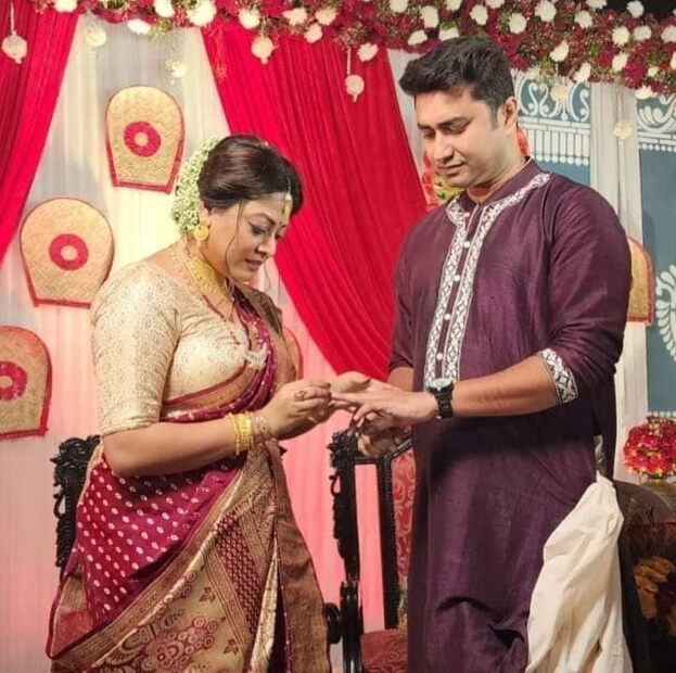 *বিয়ে বাড়িতে শতরূপ-পহেলি একে অপরের সঙ্গে আংটি বদল করেন। 