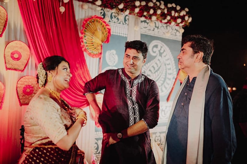 *শতরূপ-পহেলির বিয়েতে উপস্থিত ছিলেন পরিচালক অনীক দত্ত। ছবিঃ ফেসবুক। 