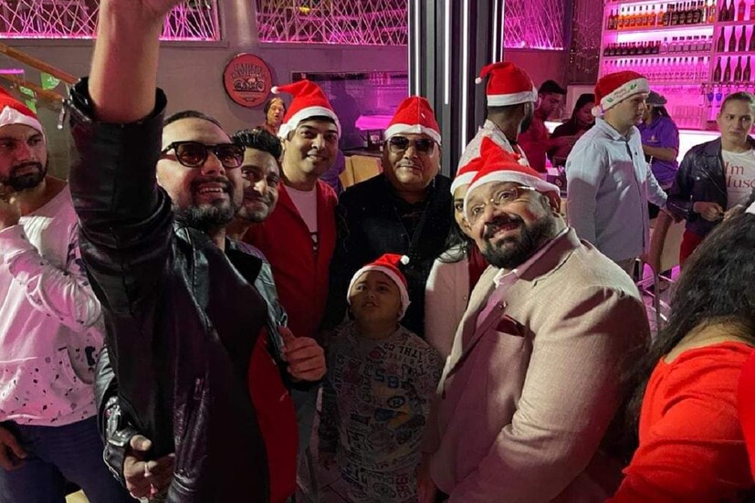 মদন মিত্রের ক্রিসমাস এসে গিয়েছে। লাল সান্টা টুপি, কালো জ্যাকেট-কালো শার্টে বিন্দাস মুডে মদন মিত্র৷