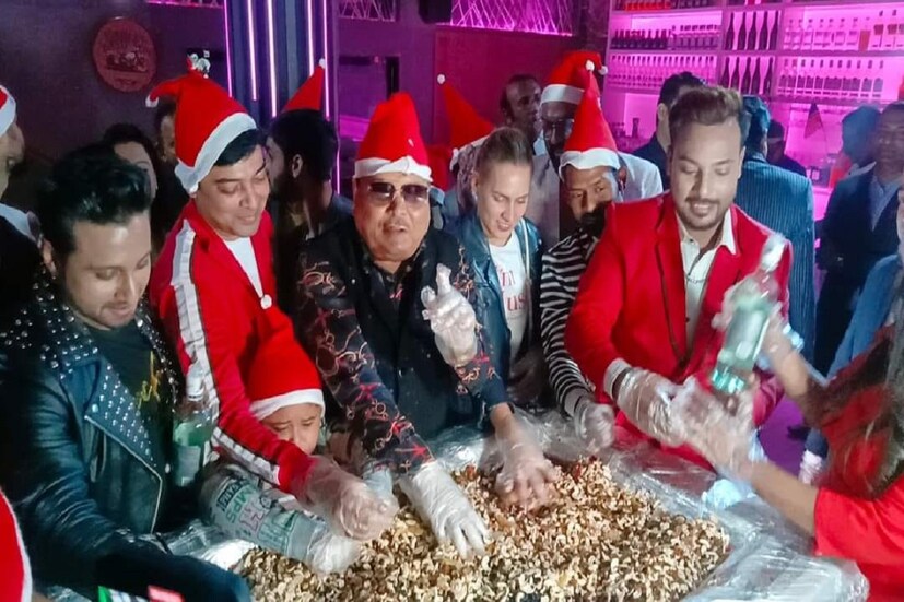 কামারহাটির তৃণমূল সাংসদ মদন মিত্র কিন্তু 'কালারফুল বয়'। মুখ্য়মন্ত্রী আগেই তা জানিয়েছেন সর্বসমক্ষে।