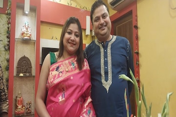 ফের মালাবদল, ফের সিঁথিতে সিঁদুর! ১৪ বছরের বিবাহবার্ষিকী বিশ্বনাথ-দেবিকার ফের মালাবদল, ফের সিঁথিতে সিঁদুর! ১৪ বছরের বিবাহবার্ষিকী বিশ্বনাথ-দেবিকার