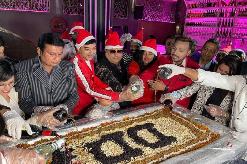 নেটমাধ্যমে ছবি পোস্ট করেছেন মদন মিত্র নিজেই৷ ছবি আসতেই হু হু করে লাইকের বন্যা বয়ে গিয়েছে সেইখানে৷