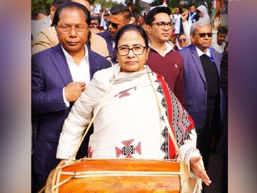 শিলংয়ে অন্য় মেজজে মমতা বন্দ্য়োপাধ্য়ায়। 