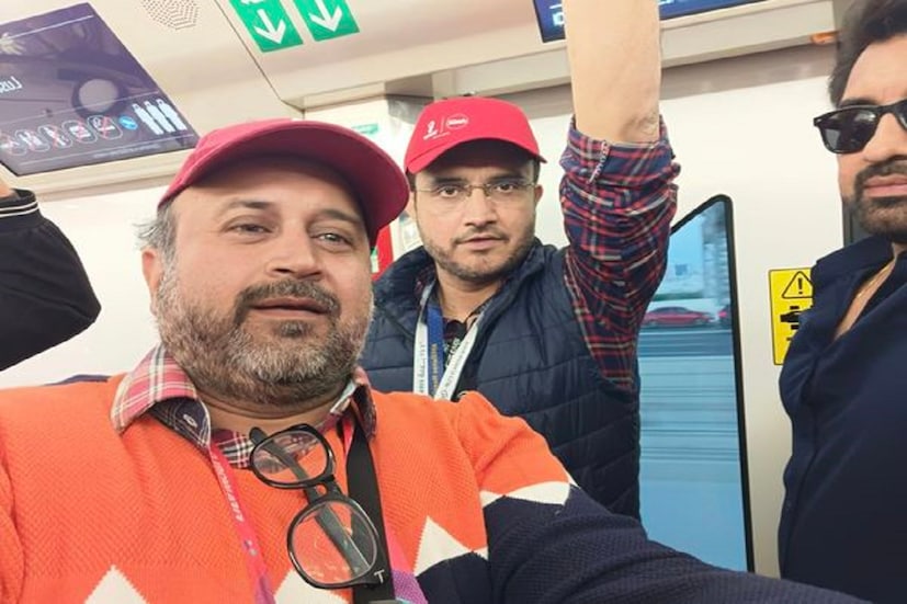 এদিকে সোশ্যাল মিডিয়ার সৌজন্যে একটি ছবি ভাইরাল হচ্ছে যেখানে সৌরভকে মেট্রোতে চাপতে দেখা যাচ্ছে৷  Photo Courtesy- Anilavaa Chatterjee/ Facebook 