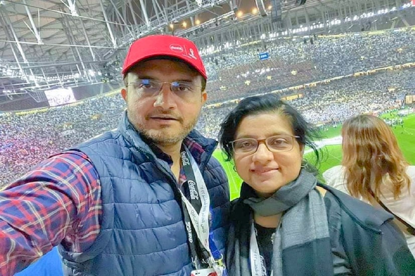এদিন বিশ্বকাপ জয়ের ম্যাচ দেখতে মাঠে সস্ত্রীক হাজির ছিলেন সৌরভ গঙ্গোপাধ্যায়৷ ডোনা  গঙ্গোপাধ্যায়ের সঙ্গে তিনি লুইসেলের মাঠে ম্যাচের মজা নেন৷ Photo Courtesy- Facebook 