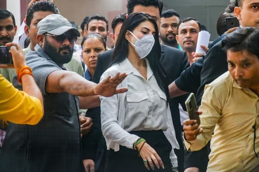 কনম্যান সুকেশ চন্দ্রশেখরের সঙ্গে তাঁর নাম যুক্ত হওয়ার পর থেকেই জ্যাকলিন ফার্নান্দেজ শিরোনামে রয়েছেন। অভিনেত্রীকে ইডি (এনফোর্সমেন্ট ডিরেক্টরেট) একাধিকবার তলব করেছিল। গত মাসে জ্যাকলিনকে ২০০ কোটি টাকার মানি লন্ডারিং মামলায় দিল্লি হাইকোর্ট জামিন দেয়।