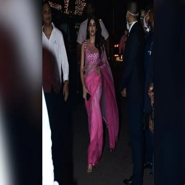 এদিনের অনুষ্ঠানে হাজির হয়েছিলেন শ্রীদেবী-কন্যা অভিনেত্রী জাহ্নবী কাপুর। 