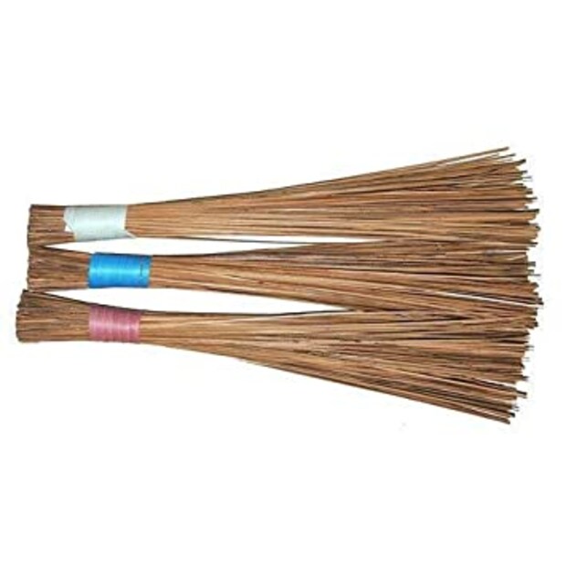শোয়ার ঘরে এবং রান্নাঘরে ঝাড়ু রাখবেন না