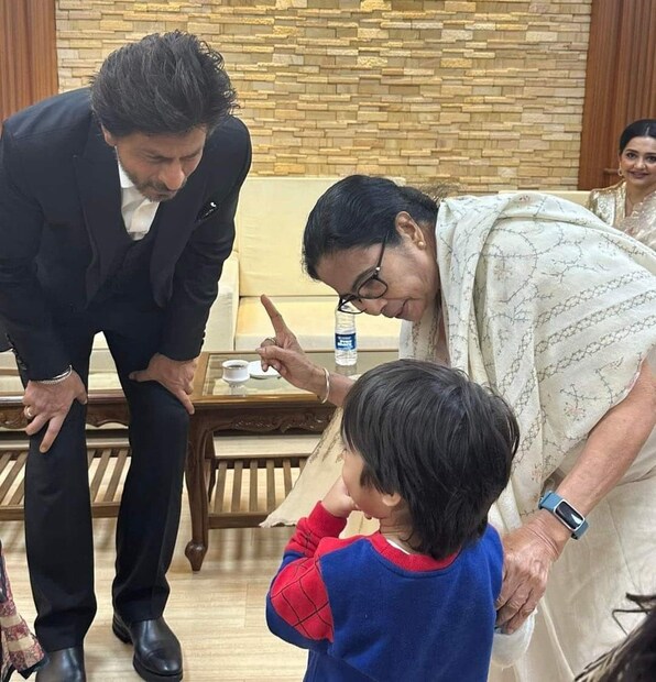 কিং খানের ছোট পুত্র আব্রামের সঙ্গে মুখ্যমন্ত্রী