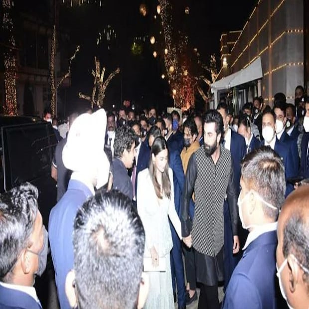 মা-বাবা হওয়ার পর প্রথম একসঙ্গে আম্বানিদের অনুষ্ঠানে দেখা গেল রণবীর কাপুর ও আলিয়া ভাটকে। 