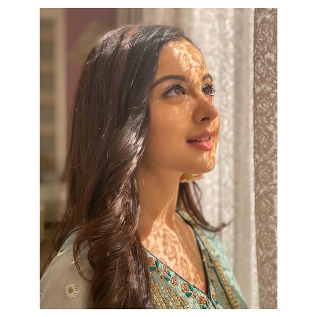  ছোটপর্দার পাশাপাশি বড় পর্দাতেও অভিনয় করেছিলেন তিনি ৷ ক্যাটরিনা কাইফের সঙ্গে ‘ফিতুর’ এবং ‘বার বার দেখো’ ছবিতে দেখা গিয়েছিল তুনিশাকে ৷