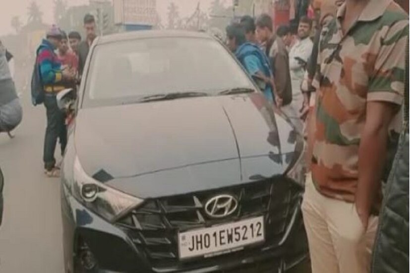 সংবাদমাধ্য়মের সামনে অবশ্য় প্রকাশ কুমার দাবি করেছেন, স্ত্রীর সঙ্গে কারও শত্রুতা থাকলেও থাকতে পারে। গতকাল রাতে স্ত্রীর মোবাইলে বাংলায় মেসেজ এসেছিল বলেও দাবি করেছে মৃতার স্বামী। 