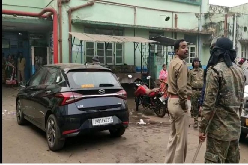 অন্য়দিকে মৃতার পরিবারের সূত্রে খবর, রিয়া এবং প্রকাশের মধ্য়ে কোনও অশান্তির কথা তাঁরা জানতেন না। গতকালও কোনও অশান্তি হয়েছিল বলে তাঁরা শোনেননি। ইতিমধ্য়েই ঝাড়খণ্ড থেকে রওনা দিয়েছেন রিয়ার পরিবারের সদস্য়রা। 