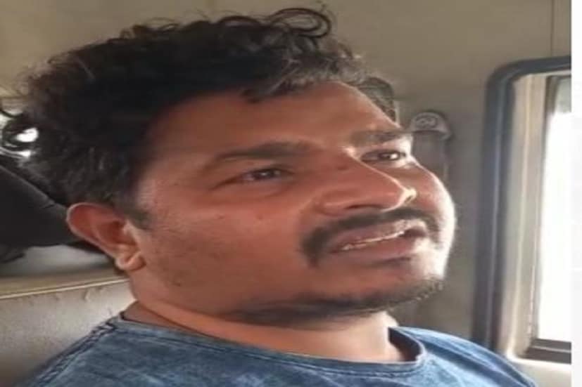 যদিও মৃতার স্বামীর এই বয়ানেই অসঙ্গতি পায় পুলিশ। সূত্রের খবর, প্রকাশ কুমারকে ঘটনাস্থলে নিয়ে গেলে ভিন্ন ভিন্ন বয়ান দেয় সে। প্রথমে সে দাবি করে গাড়ির বাইরে রিয়াকে গুলি করে দুষ্কৃতীরা। পরে আবার দাবি করে গাড়ির ভিতরে রিয়াকে গুলি করা হয়েছে। 