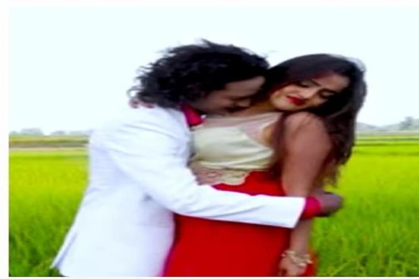  যদিও মৃতার স্বামীর এই বয়ানেই অসঙ্গতি পায় পুলিশ। সূত্রের খবর, প্রকাশ কুমারকে ঘটনাস্থলে নিয়ে গেলে ভিন্ন ভিন্ন বয়ান দেয় সে। প্রথমে সে দাবি করে গাড়ির বাইরে রিয়াকে গুলি করে দুষ্কৃতীরা। পরে আবার দাবি করে গাড়ির ভিতরে রিয়াকে গুলি করা হয়েছে। 