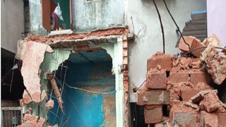 বিস্ফোরণে এভাবেই ধ্বংসস্তূপে পরিণত হয়েছে বাড়ি। 