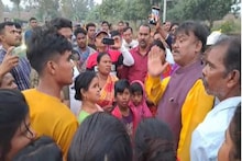 'পুলিসকে ধরে আছাড় মারব', গ্রামবাসীদের সামনেই আস্ফালন মন্ত্রী বেচারাম মান্নার