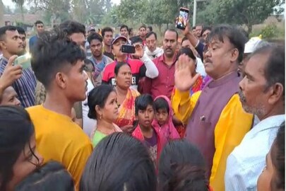 গ্রামবাসীদের সঙ্গে কথা বলার সময়ই পুলিসকে হুমকি বেচারাম মান্নার। 