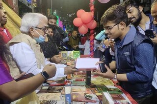 বই বিক্রি করলেন বিমান বসু