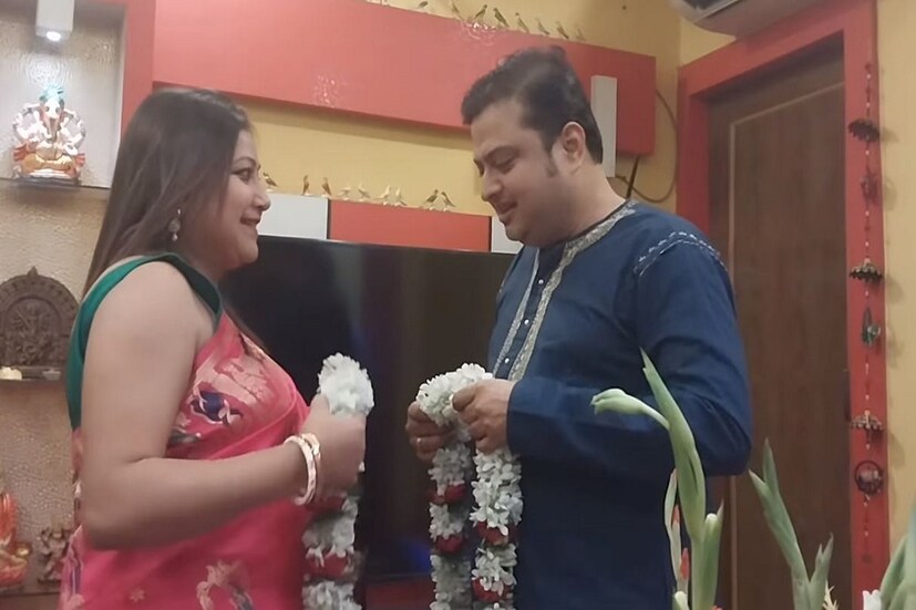 বিশ্বনাথ ও দেবিকা বেশ কয়েক বছর ধরেই সুখে দুঃখে সংসার করছেন ৷ একসঙ্গে তাঁরা এক যুগেরও বেশি সময় কাটিয়ে দিয়েছিলেন ৷ ছবি সৌজন্যে ফেসবুক ৷