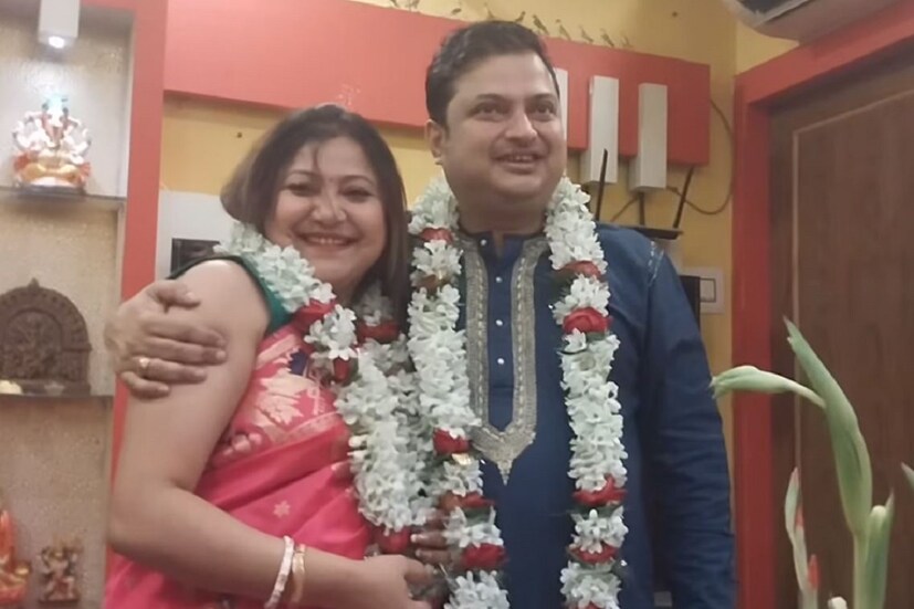 পারিবারিক ও ঘরোয়া অনুষ্ঠানের মাধ্যমেই মালাবদল করেছেন বিশ্বনাথ ও দেবিকা ৷ ফের দেবিকাকে সিঁদুর পরালেন বিশ্বনাথ ৷ একসঙ্গে কাটলেন ভালবাসার কেকও ৷ ছবি সৌজন্যে ফেসবুক ৷