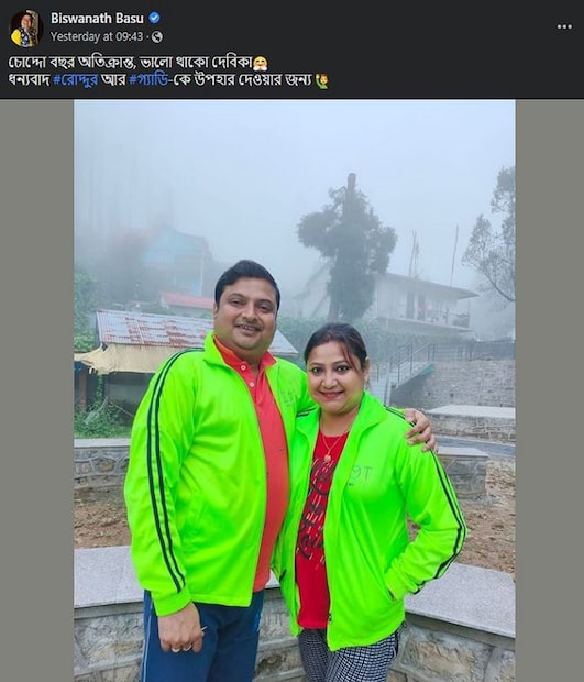 স্ত্রী দেবিকার সঙ্গে একটি ছবি শেয়ার করে বিশ্বনাথ লিখলেন ৷ 'চোদ্দো বছর অতিক্রান্ত, ভালো থাকো দেবিকা' 'ধন্যবাদ #রোদ্দুর আর #গ্যাডি-কে উপহার দেওয়ার জন্য' ৷ ছবি সৌজন্যে ফেসবুক ৷