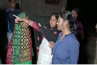 লালন শেখের স্ত্রীর সঙ্গে কথা বলছেন সিআইডি-র ডিআইজি সোমা দাস মিত্র। 