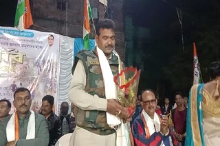 বর্ধমানে তৃণমূলের মঞ্চে সেই পুলিশ আধিকারিক৷ 