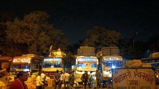 বাসের ছাদে ৫ ফুট লম্বা মাল বোঝাই বাসের ছাদে ৫ ফুট লম্বা মাল বোঝাই