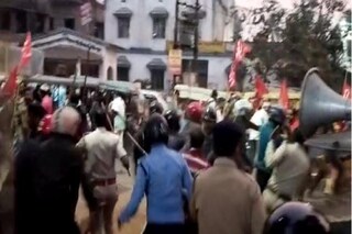 নন্দকুমারে সিপিএমের বিক্ষোভ সরাতে পুলিশের লাঠিচার্জ। 