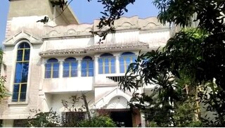 সোমবার বিকেলে নিজের বাড়ি থেকে বেরিয়ে যান শিক্ষক৷ 