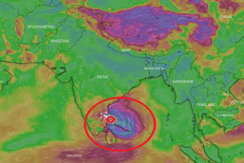 আইএমডি নিজের লেটেস্ট ওয়েদার আপডেট বুলেটিনে জানিয়েছে বঙ্গোপসাগরের দক্ষিণ পশ্চিম খাঁড়িতে  Cyclone Mandous এগিয়ে চলেছে৷ এই মুহূর্তে চেন্নাইয়ের থেকে পূর্ব-দক্ষিণ পূর্বে ৪৮০ কিলোমিটার এবং করাইকল থেকে ৩৯০ কিলোমিটার দূরে অবস্থান করছে৷