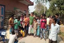 চালের নামে এ কী দেওয়া হচ্ছে গ্রামে! চমকে উঠল গ্রামবাসী, তারপরেই তুমুল বিক্ষোভ
