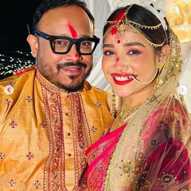 গোলাপী বেনারসী, গোল্ডেন চোলি, হাতে শাখা-পলা, কপালে সিঁদুর, বিয়ের সিজনে একেবারেই সাবেকি লুকের ট্রেন্ড তৈরি করলেন অভিনেত্রী৷