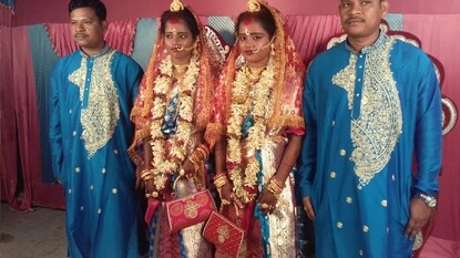 পাত্র লব পাকড়ে ও কুশ পাকড়ে এবং পাত্রী অর্পিতা সাঁতরা ও পারমিতা সাঁতরা। পাত্র লব পাকড়ে ও কুশ পাকড়ে এবং পাত্রী অর্পিতা সাঁতরা ও পারমিতা সাঁতরা।