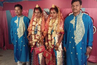 পাত্র লব পাকড়ে ও কুশ পাকড়ে এবং পাত্রী অর্পিতা সাঁতরা ও পারমিতা সাঁতরা। 