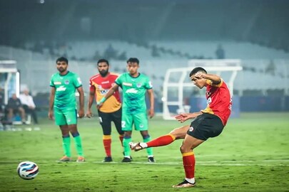 বেঙ্গালুর বিরুদ্ধে গোল করছেন ইস্টবেঙ্গলের সিলভা বেঙ্গালুর বিরুদ্ধে গোল করছেন ইস্টবেঙ্গলের সিলভা