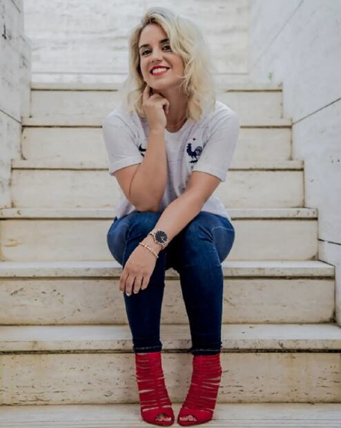Erika Choperena, wife of Antoine Griezmann-  ফরাসি ফুটবলাদের ঝকমকে একজন  WAG  এরিকা চোপেরেনা ৷ তাঁরও রূপ জমকালো । অ্যান্টোইন গ্রিজম্যানকে ডেটিংয়ে হ্যাঁ বলানোর জন্য ১৮ মাস ধরে অপেক্ষা করতে হয়েছিল। গ্রিজম্যান স্বীকার করেছিলেন যে তিনি  দেড় বছর ধরে 'প্রলোভন'আটকানোর চেষ্টা করেছিলেন। আজ, তাঁরা সুখী বিবাহিত দম্পতি এবং তাঁদের  তিনটি সন্তান রয়েছে। Photo Courtesy- Instagram