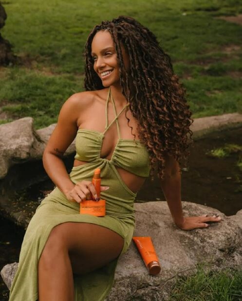 Alicia Aylies, hot girlfriend of Kylian Mbappe- কিলিয়ান এমব্যাপের প্রতীক্ষায় মুগ্ধ৷। ফ্রান্সের এই স্ট্রাইকার তাঁর দলকে বিশ্বকাপের সেমিফাইনালে নিয়ে গেছেন। মাঠের বাইরেও তাঁর ঈর্ষণীয় তিনি। তাঁকে ঈর্ষা করার কারণ তাঁর গার্লফ্রেন্ড জমকালো অ্যালিসিয়া আইলিস। তিনি একজন প্যাজেন্ট মডেল এবং প্রাক্তন মিস ফ্রান্স। তিনি ২০১৭ সালে মিস ইউনিভার্স প্রতিযোগিতায় ফ্রান্সের প্রতিনিধিত্ব করেছিলেন। Photo Courtesy- Instagram