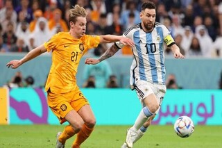 মেসিকে আটকানো আমার সাধ্য ছিল না, স্বীকারোক্তি ডাচ তারকার