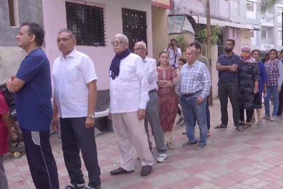 বরোদায় একটি বুথের বাইরে ভোটারদের লাইন৷ 