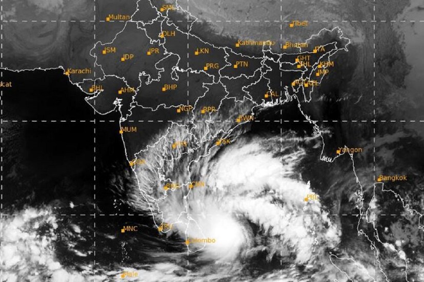 বজ্র বিদ্যুৎ সহ ইতঃস্তত বিক্ষিপ্ত ভাবে বৃষ্টির সম্ভাবনা প্রবল৷ বিভিন্ন জায়গায় গড়ে ৪০- ৫০ কিলোমিটার প্রতি ঘণ্টা গতিতে হাওয়া বইতে পারে আগে থেকেই ৷ এর সঙ্গে প্রবল বৃষ্টি হবে৷