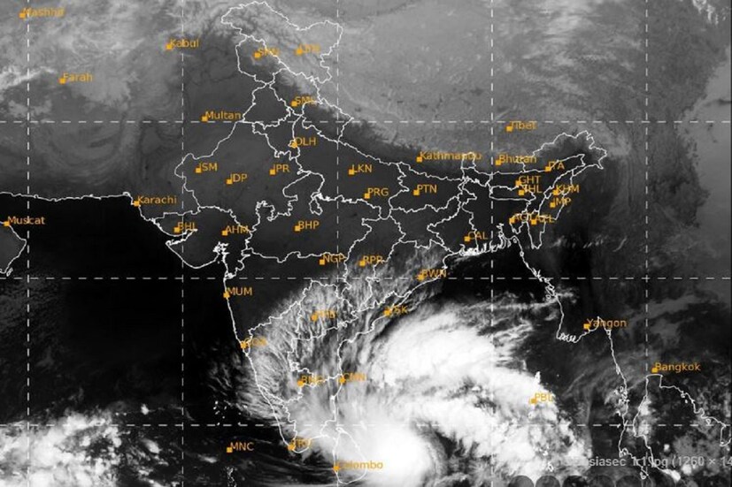 সাইক্লোন মনদাউসের জেরে কলকাতা সহ দক্ষিণবঙ্গে আবহাওয়ায় বড় পরিবর্তন হতে পারে৷  উপকূলের দিকে যখন সাইক্লোন এগোবে  তখন আবহাওয়ার পরিবর্তন হতে পারে৷ বাতাসে জলীয় বাষ্পের পরিমাণ বাড়বে৷ আকাশ মেঘলা হবে৷ দিনের তাপমাত্রা সামাণ্য কমলেও বাড়বে রাতের তাপমাত্রা৷