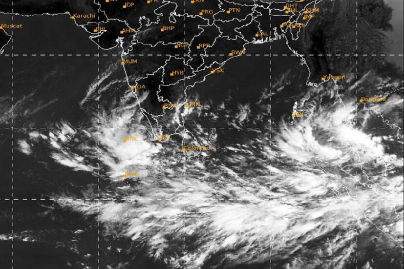 রবিবার অর্থাৎ আজ থেকেই বৃষ্টি বাড়বে নিকোবর দ্বীপপুঞ্জে। সোমবার থেকে প্রবল বৃষ্টির সম্ভাবনা আন্দামান ও নিকোবর দ্বীপপুঞ্জে। বুধবার থেকে বৃষ্টি বাড়বে তামিলনাড়ু ও পুদুচেরি উপকূল এলাকায়। ঝোড়ো হাওয়া বইবে দক্ষিণ ভারতের রাজ্যগুলিতে। দক্ষিণ বঙ্গোপসাগরে ৬০-৭০ কিমি প্রতি ঘন্টায় ঝোড়ো হাওয়া বইতে পারে।  Photo -IMD
