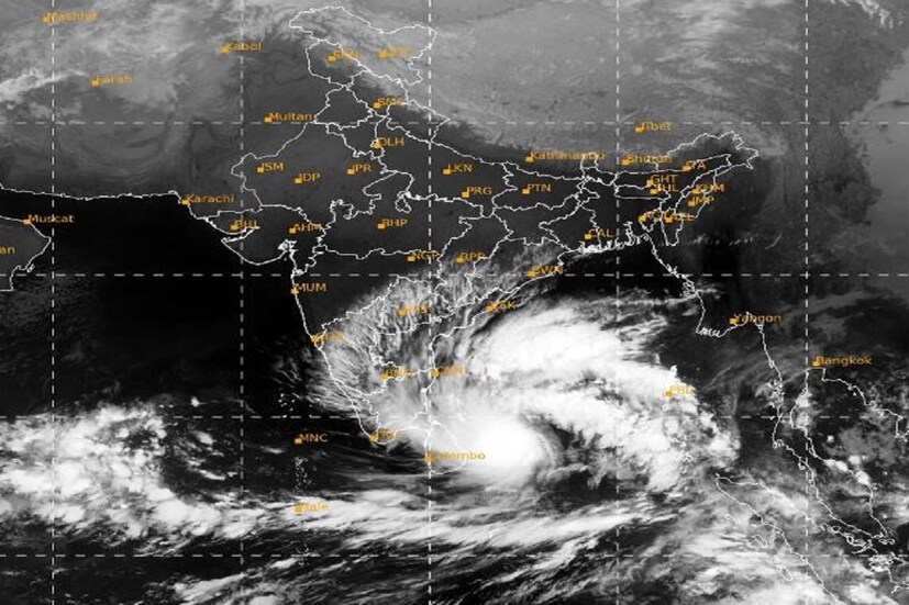 #নয়াদিল্লি: সাইক্লোন মনদাউস আজ সন্ধ্যার মধ্যেই দক্ষিণ পশ্চিম বঙ্গোপসাগরে পৌঁছে যাবে৷ আবহাওয়া দফতরের পক্ষ থেকে সাইক্লোন আপডেটে এই পূর্বাভাস দেওয়া হয়েছে৷ বঙ্গোপসাগরের ওপর তৈরি নিম্নচাপের মঙ্গলবার থেকে পশ্চিম -উত্তর পশ্চিম দিকে গভীর নিম্নচাপে পরিণত হয়েছে৷ Photo Courtesy- IMD/Sattellite Image 