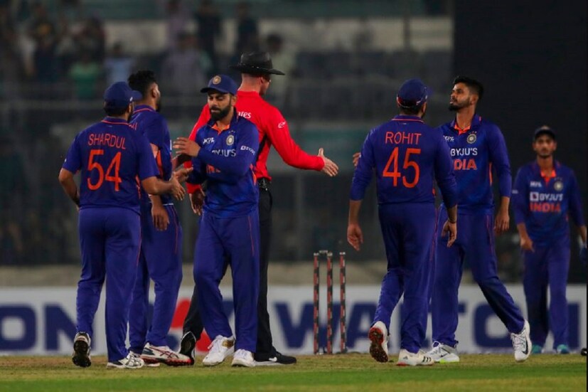 বর্তমান ভারতীয় অধিনায়ক রোহিত শর্মা এই বছর তিনটি ফর্ম্যাটেই অধিনায়কত্বের দায়িত্ব সামলাচ্ছেন।  তিনি এখনও পর্যন্ত ১৭ টি ওয়ানডেতে অধিনায়কত্ব করেছেন এবং ১৩ টি ম্যাচ জিতেছেন, আর ৪ টি হার সহ্য করতে হয়েছে৷  অন্যদিকে, প্রাক্তন অধিনায়ক বিরাট কোহলি ৯৫টি ওডিআইয়ের মধ্যে ২৭ টিতে হেরেছেন৷  জিতেছেন ৬৫টি ওয়ানডেতে। Photo- AP