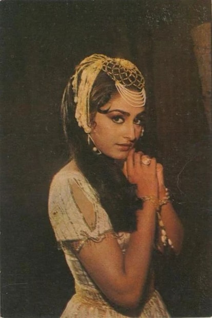 শৈশবে নৃত্যশিল্পী হিসাবে প্রচুর খ্যাতি অর্জন করেছিলেন এই অভিনেত্রী। তাঁর সৌন্দর্য এবং নাচের দক্ষতা দেখে এরপর একের পর এক ছবির অফার তাঁর কাছে আসতে শুরু করে। ১৪ বছর বয়সে, তাঁর প্রথম ছবিতে আত্মপ্রকাশ। দক্ষিণের ছবিতে নাম অর্জন করার পরে, বলিউডের ছবিতে পা রাখেন এই অভিনেত্রী আর সময় লাগেনি সেখানেও খ্যাতির চূড়ায় পৌঁছতে।