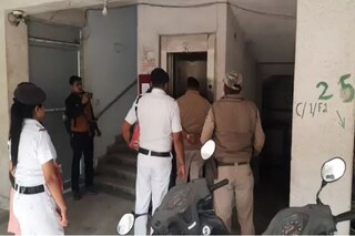 জিতেন্দ্র তিওয়ারির আবাসনে পুলিস। 