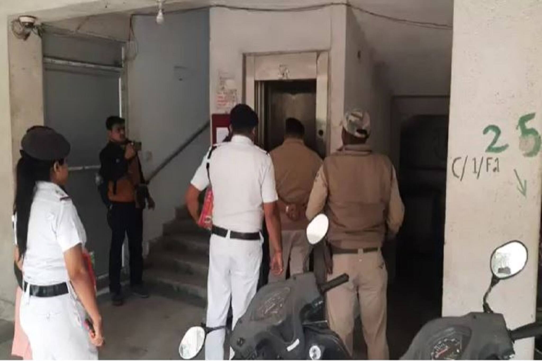 তালাবন্ধ দরজা, বিজেপি নেতা জিতেন্দ্র তিওয়ারির ফ্ল্য়াটের বাইরে অপেক্ষায় পুলিস